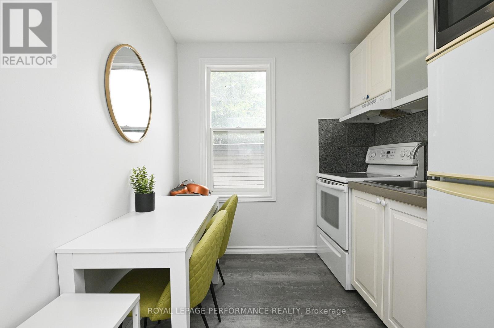 2 - 123 Pamilla Street W