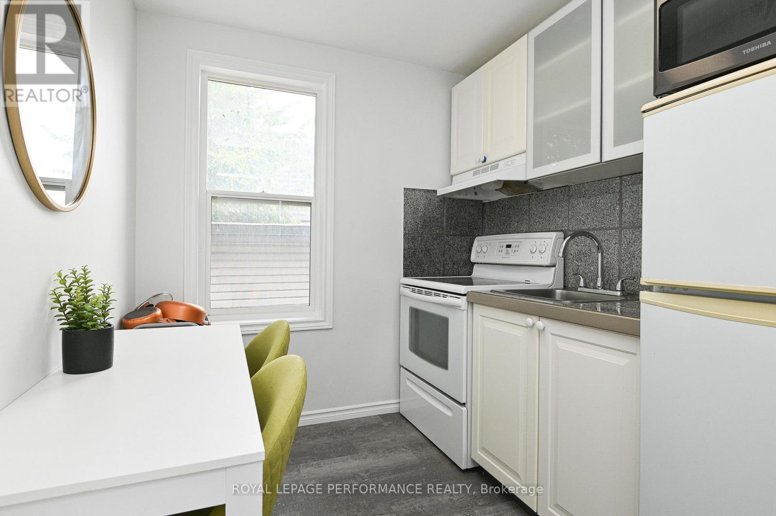 2 - 123 Pamilla Street W