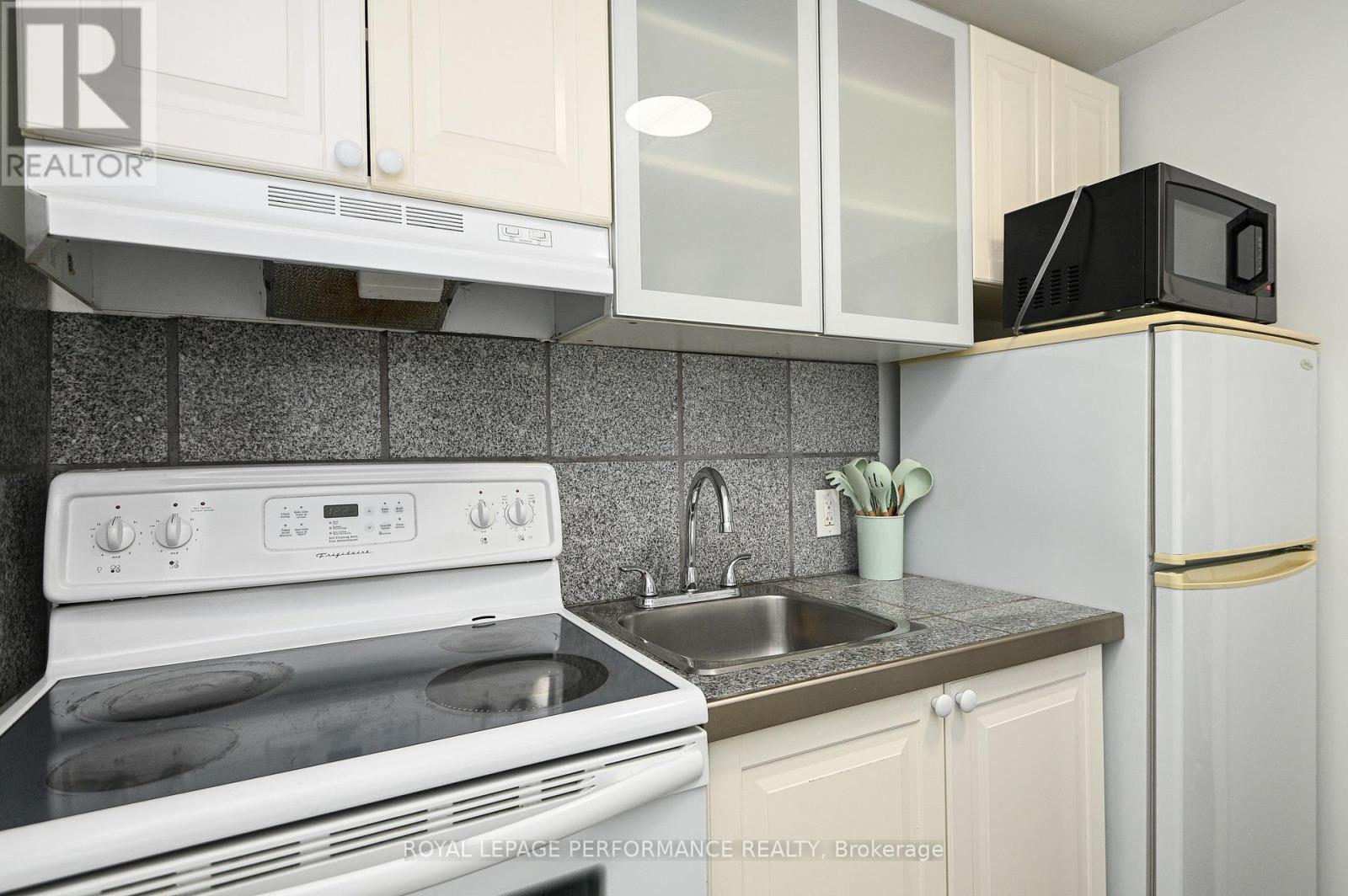 2 - 123 Pamilla Street W