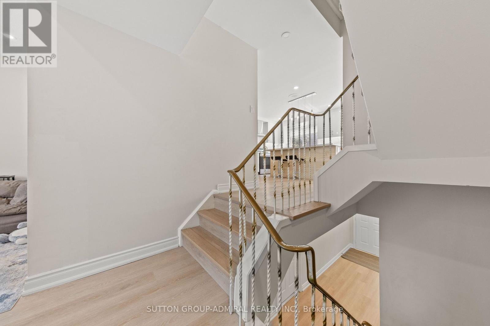 #7 45 POPLAR CRESCENT N - 19