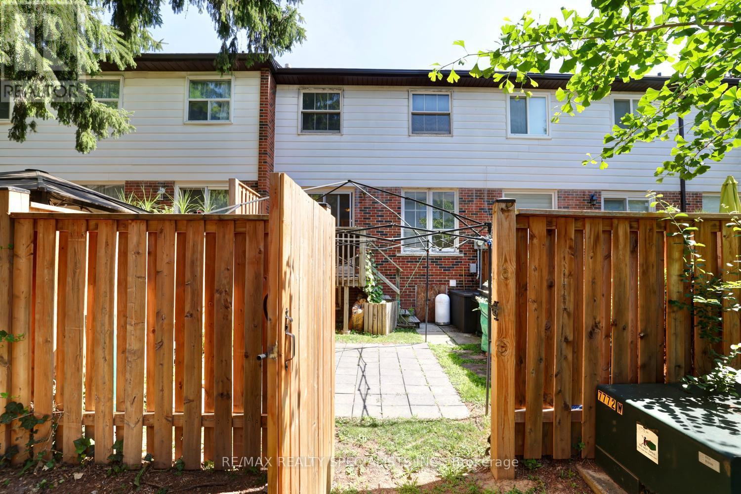 #30 2445 HOMELANDS DRIVE - 29