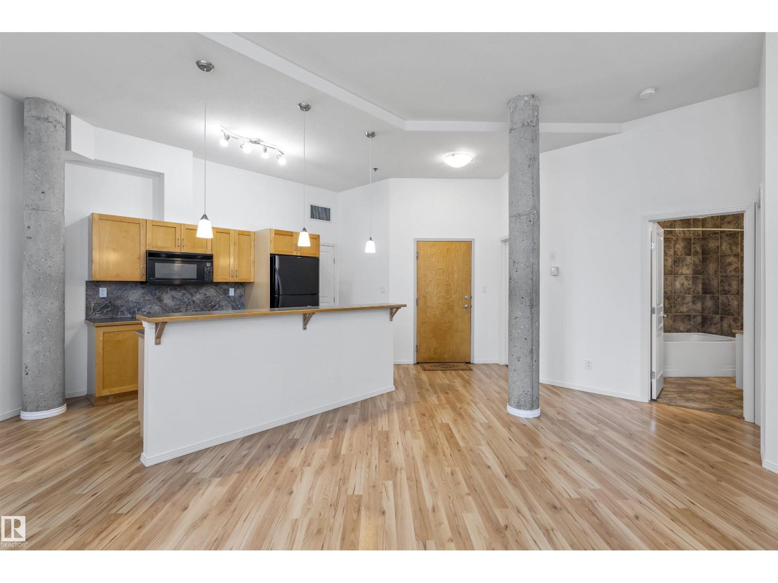 #202 10123 112 ST NW - 18
