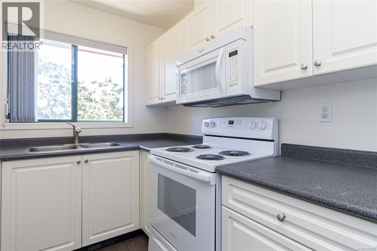 #409 3460 Quadra St - 10