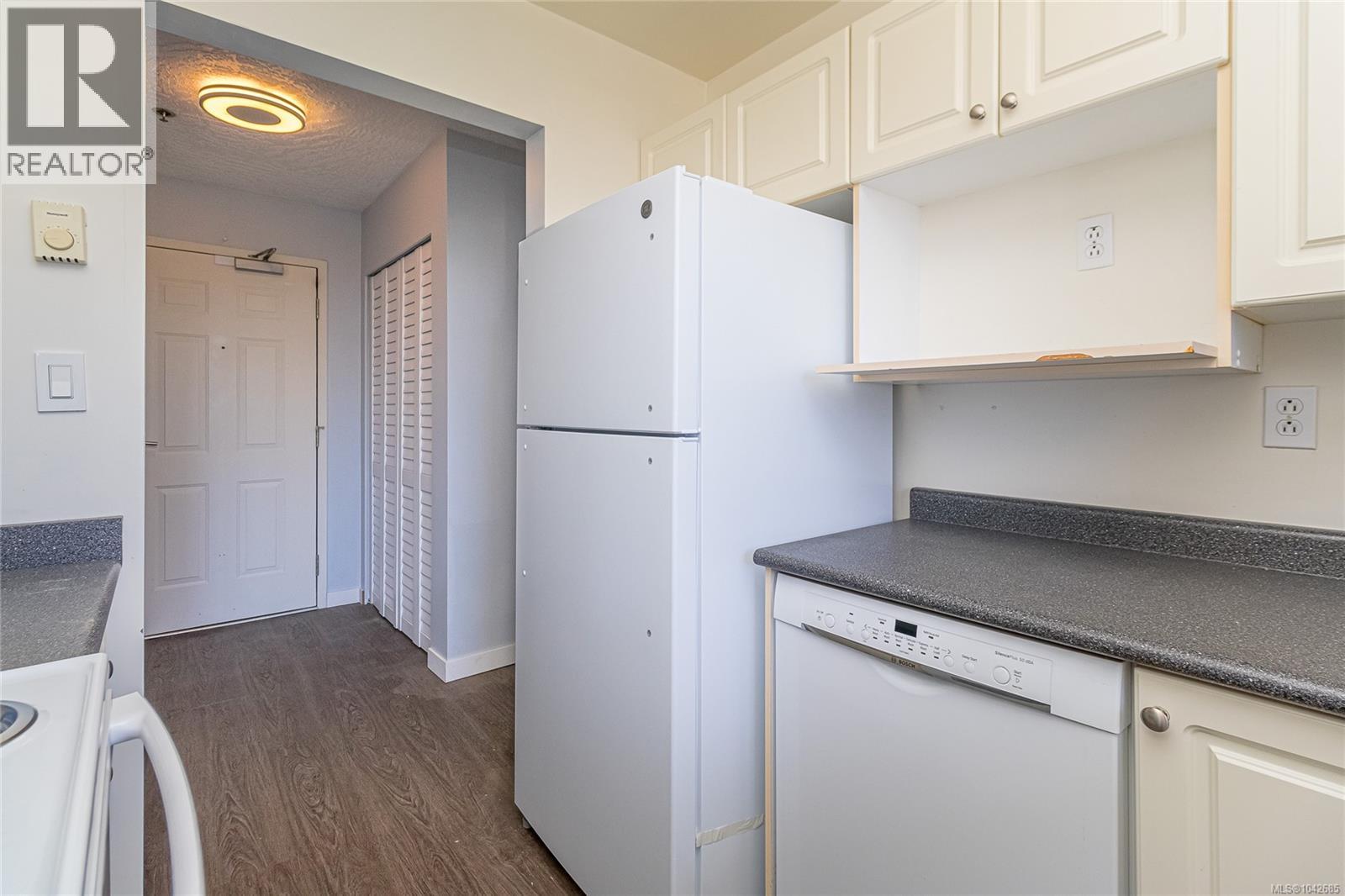 #409 3460 Quadra St - 11