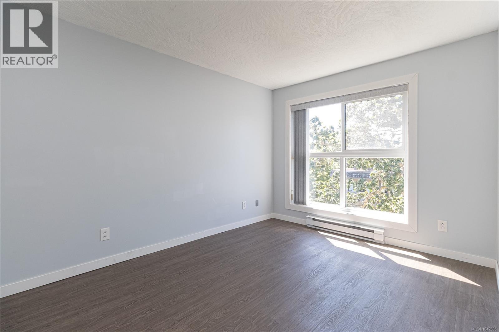 #409 3460 Quadra St - 13