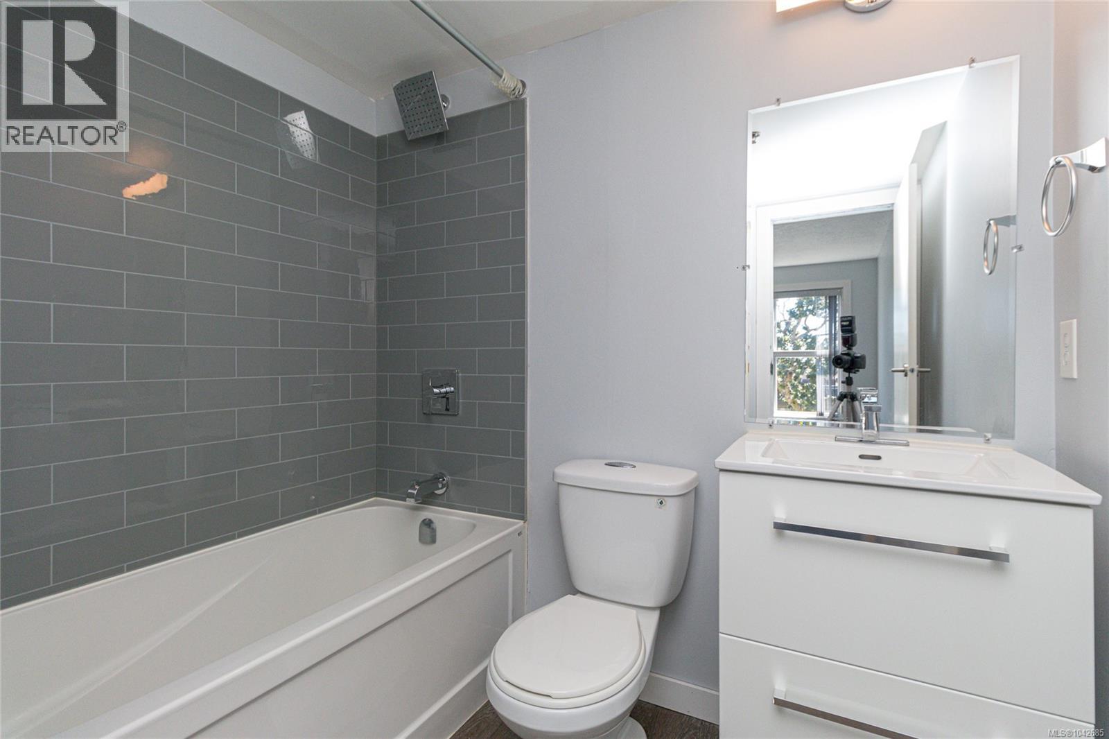 #409 3460 Quadra St - 15