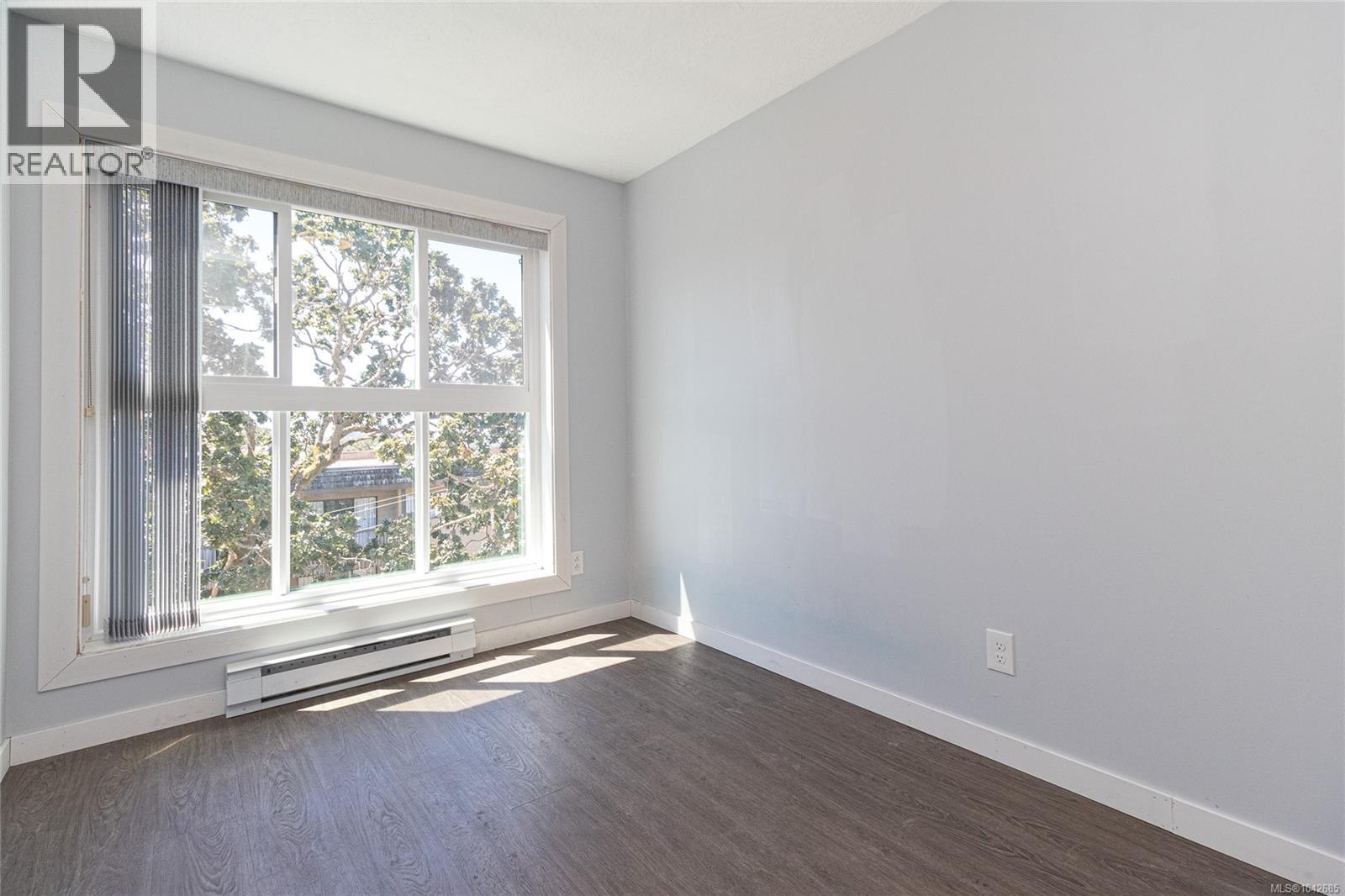 #409 3460 Quadra St - 16