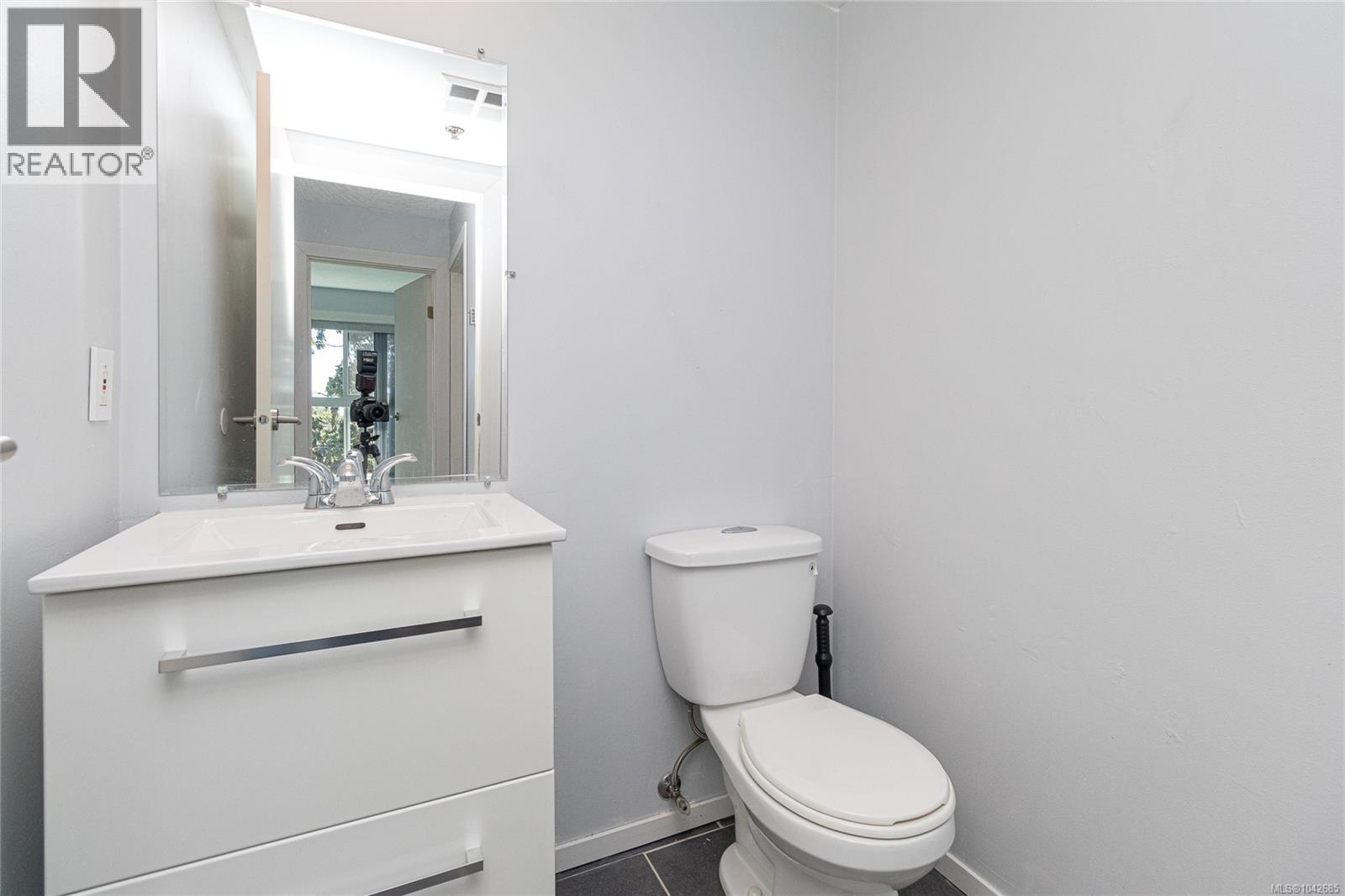 #409 3460 Quadra St - 18