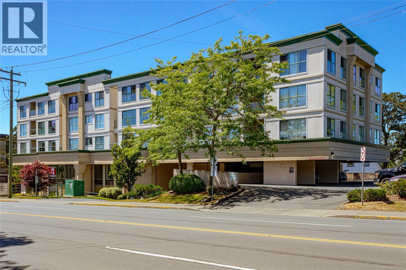 #409 3460 Quadra St - 2