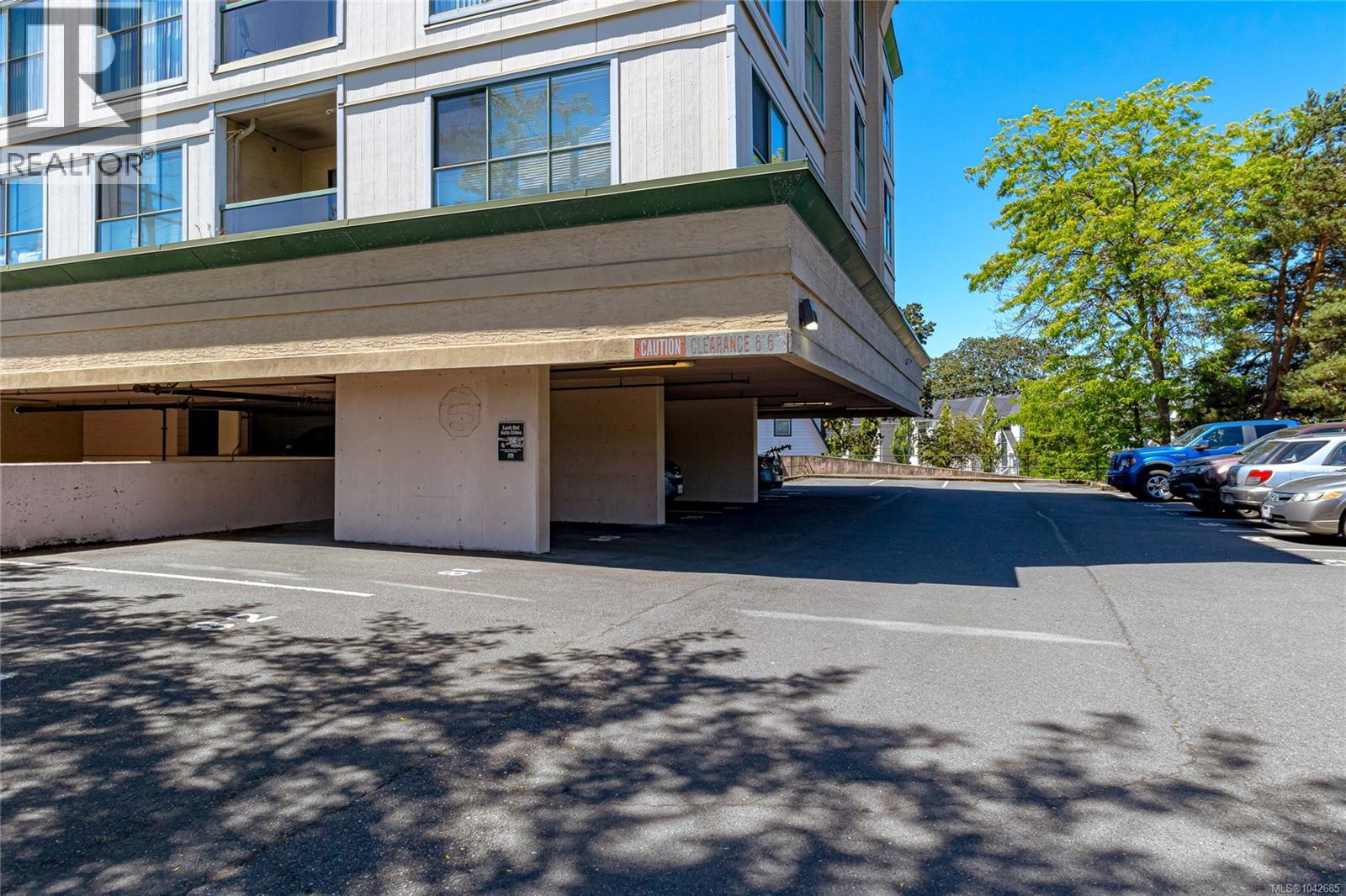 #409 3460 Quadra St - 25