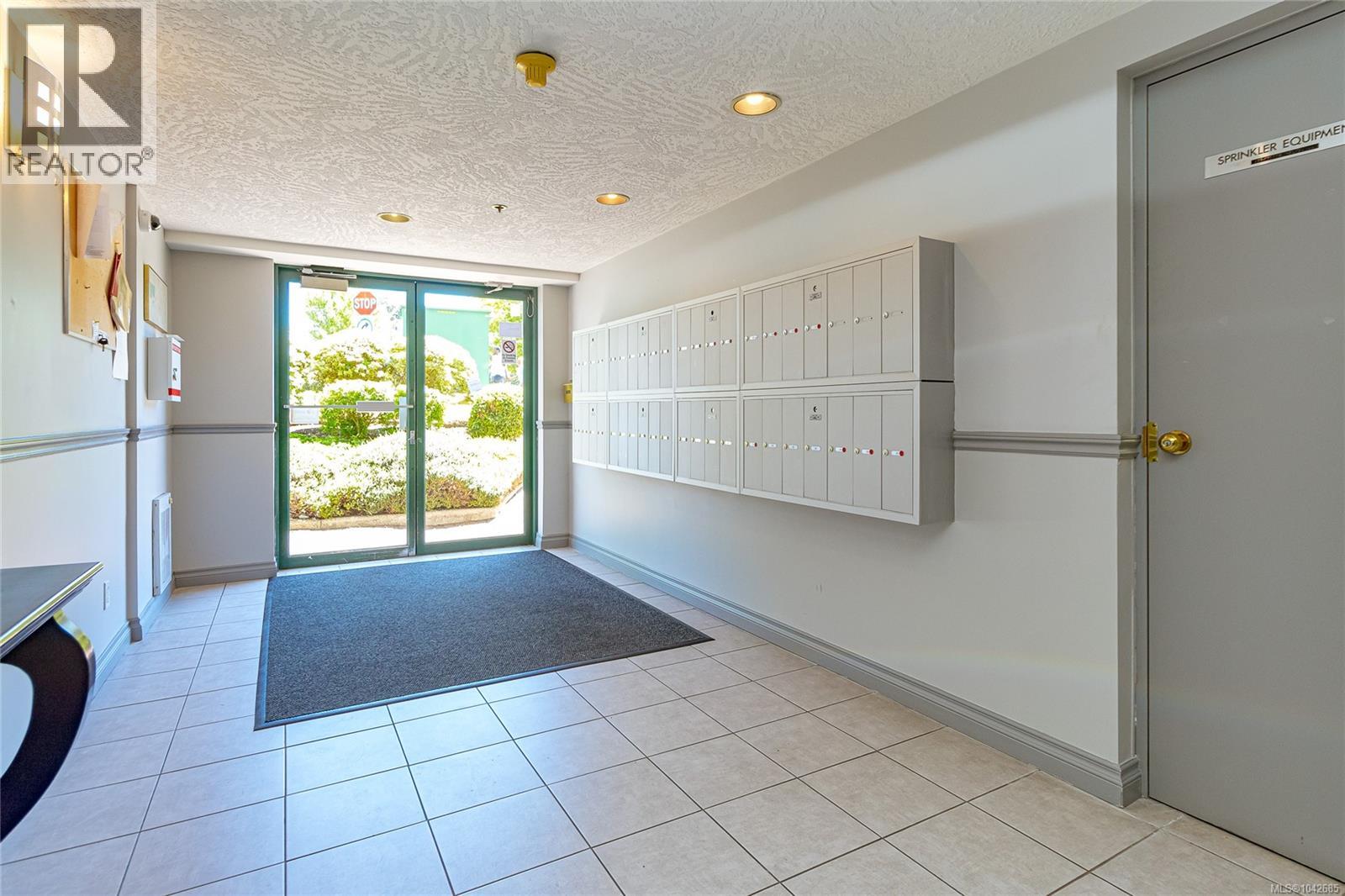 #409 3460 Quadra St - 3