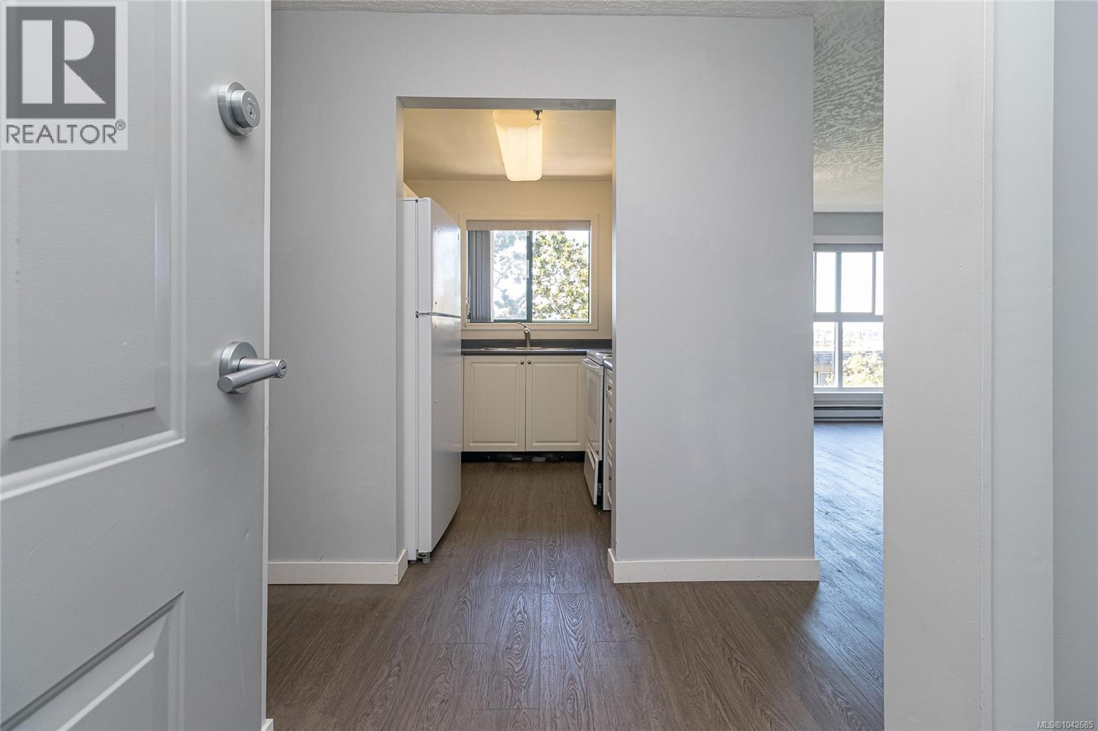 #409 3460 Quadra St - 5