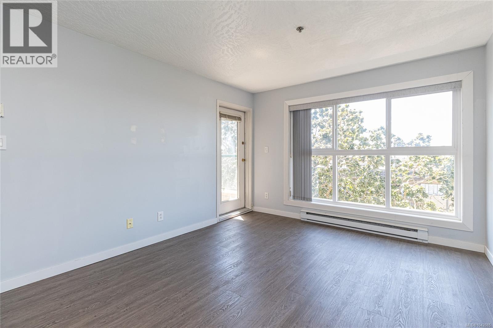 #409 3460 Quadra St - 6