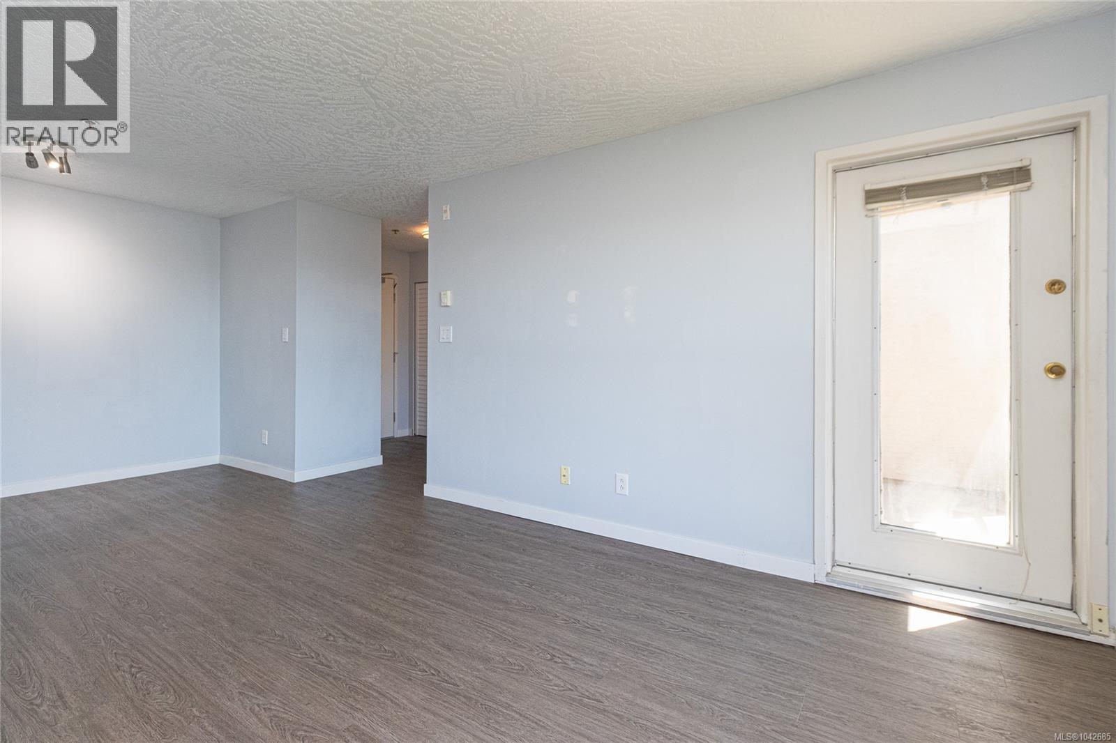 #409 3460 Quadra St - 7