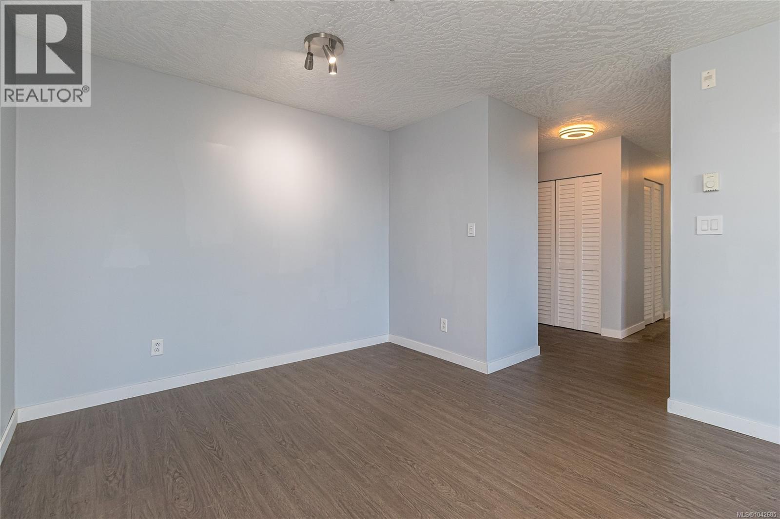 #409 3460 Quadra St - 8