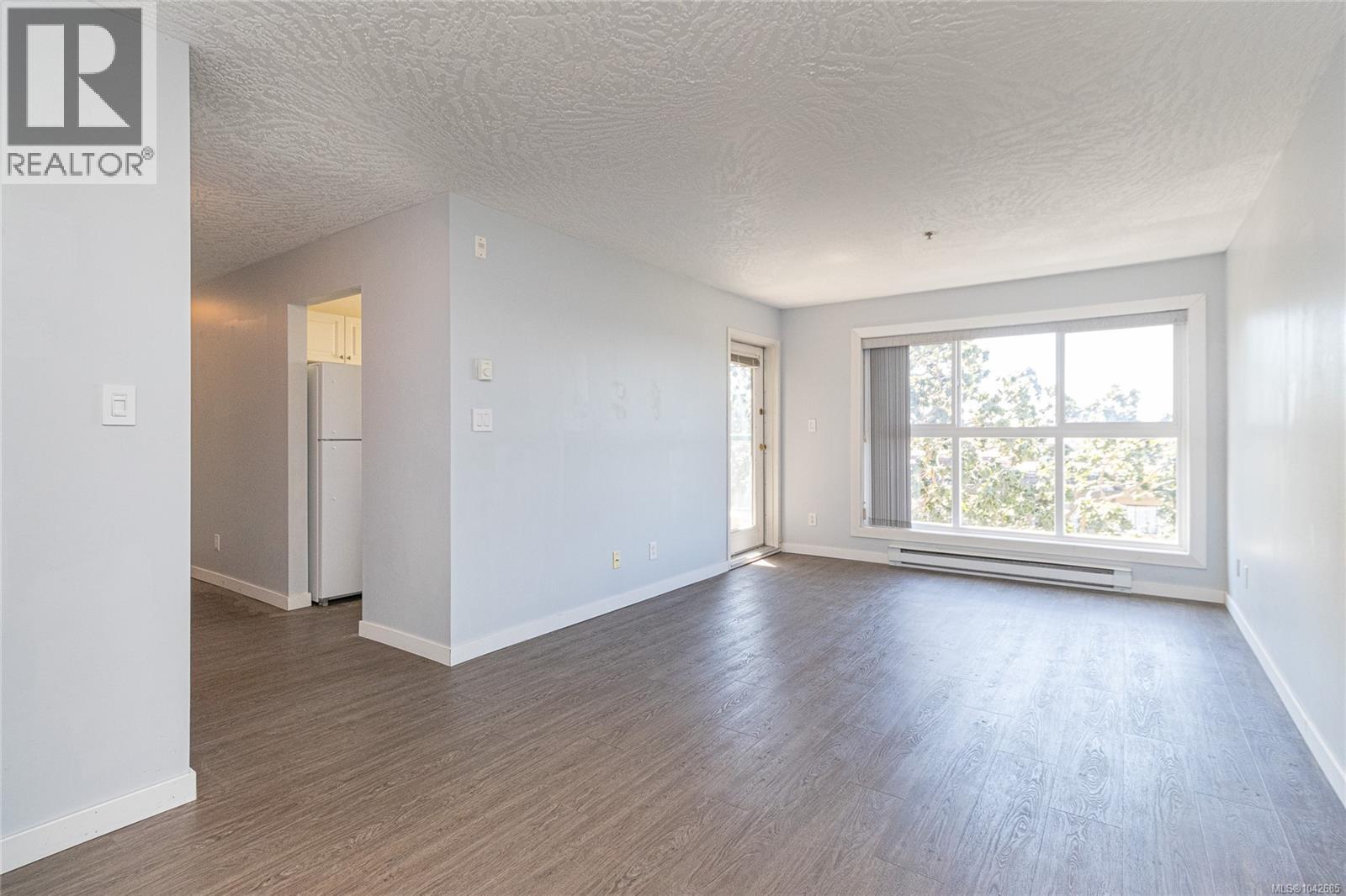 #409 3460 Quadra St - 9