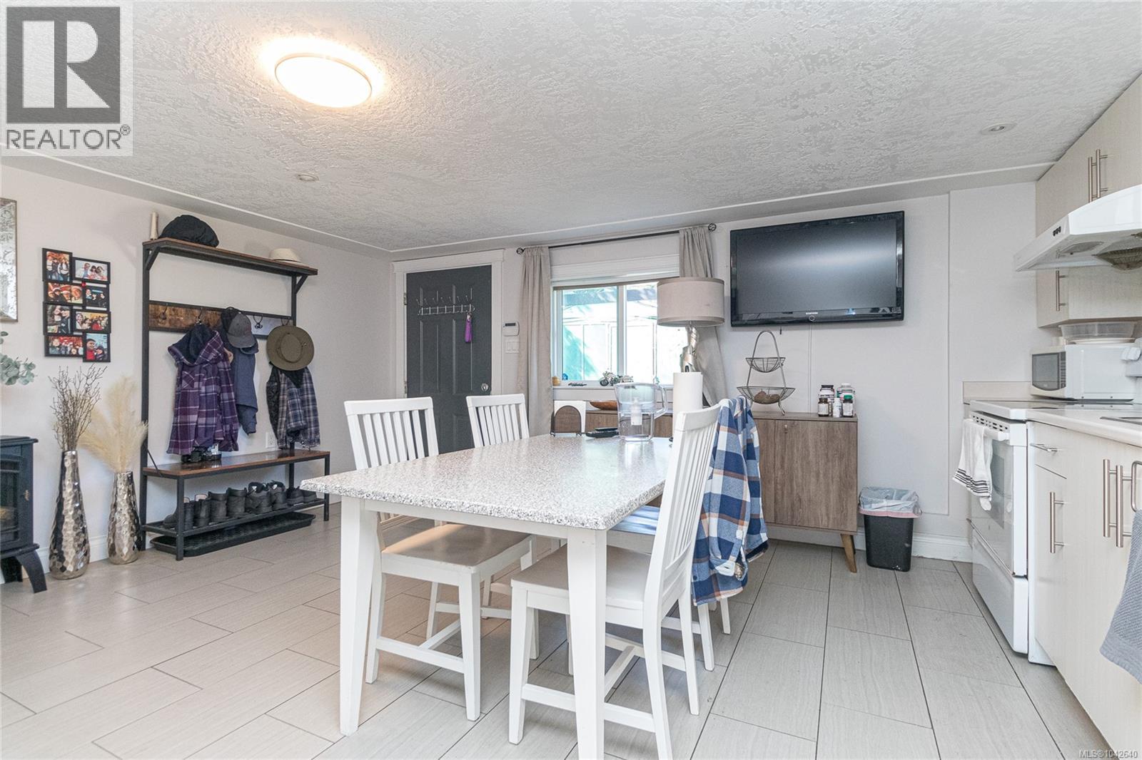  729 Daffodil Avenue, Saanich