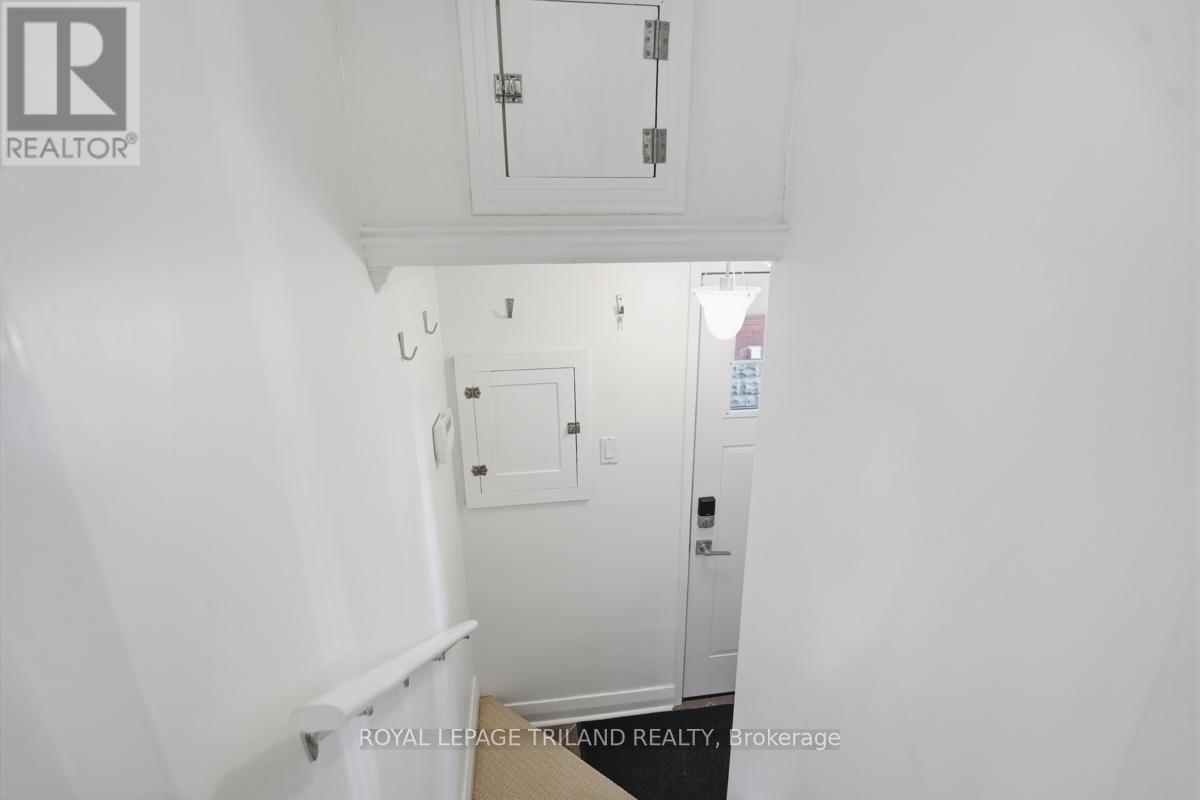 647 PICCADILLY STREET - 28