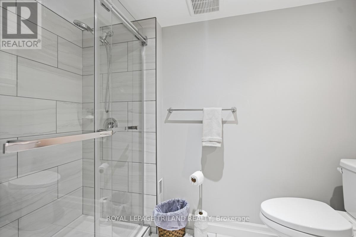 647 PICCADILLY STREET - 35
