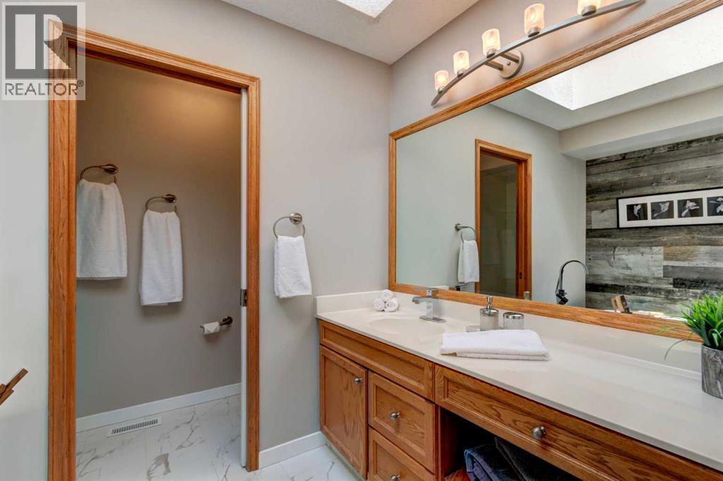 Updated 4 pc. Primary Ensuite with heated floor~