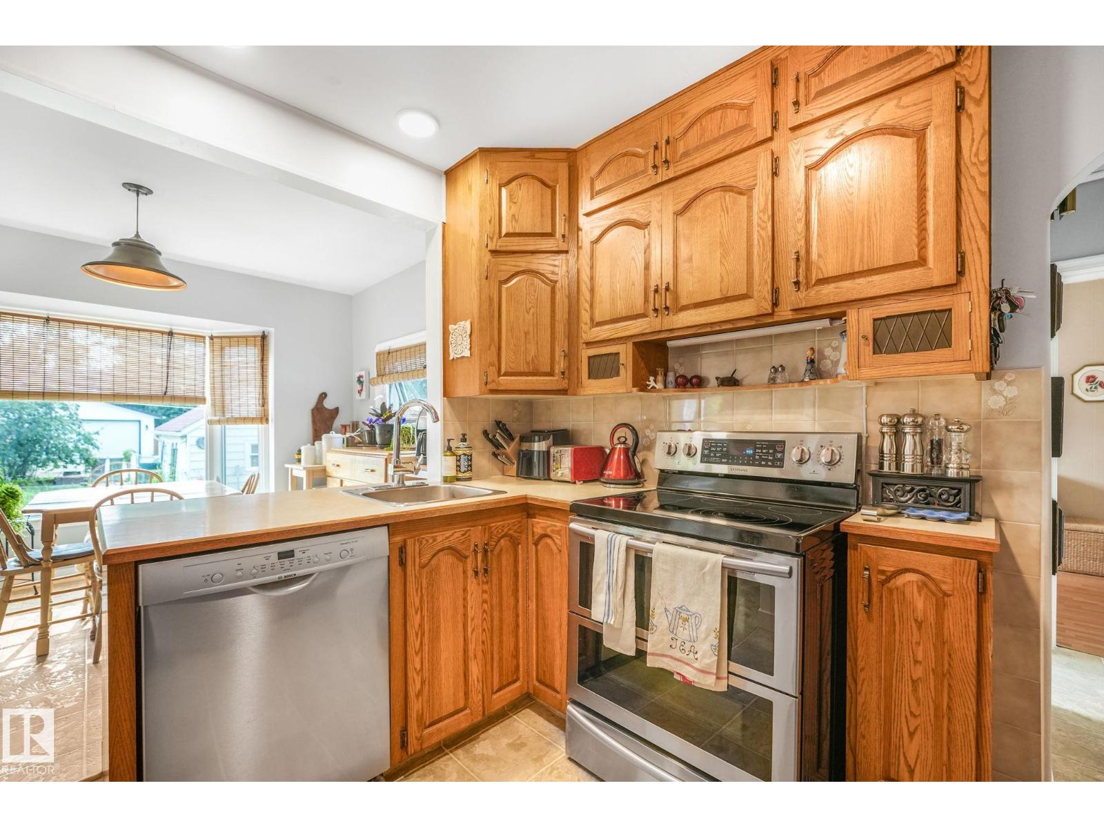 11422 70 ST NW - 10