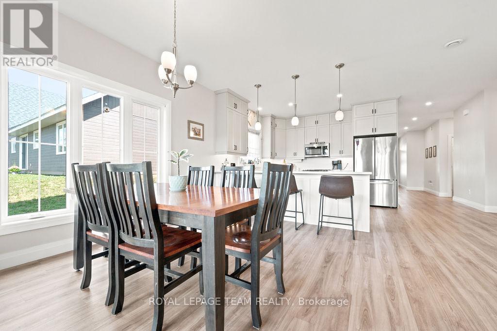 12 BAMAGILLIA STREET E - 17