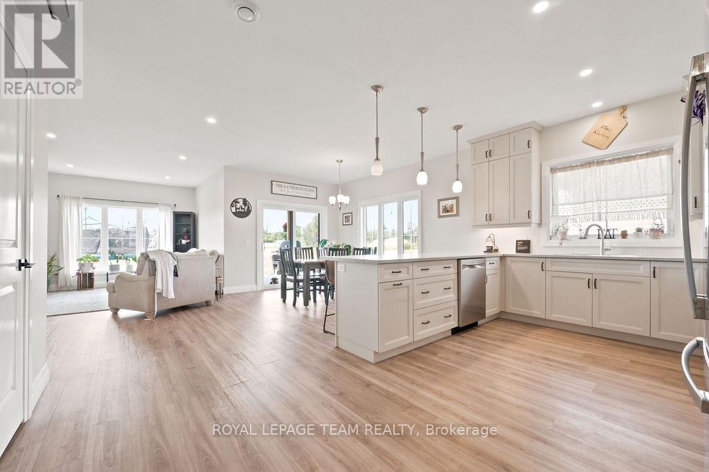 12 BAMAGILLIA STREET E - 18