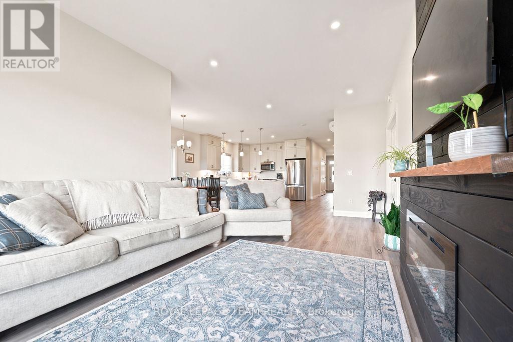 12 BAMAGILLIA STREET E - 21
