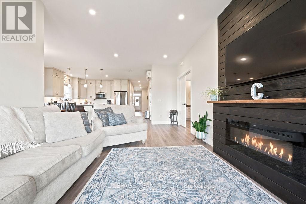 12 BAMAGILLIA STREET E - 22