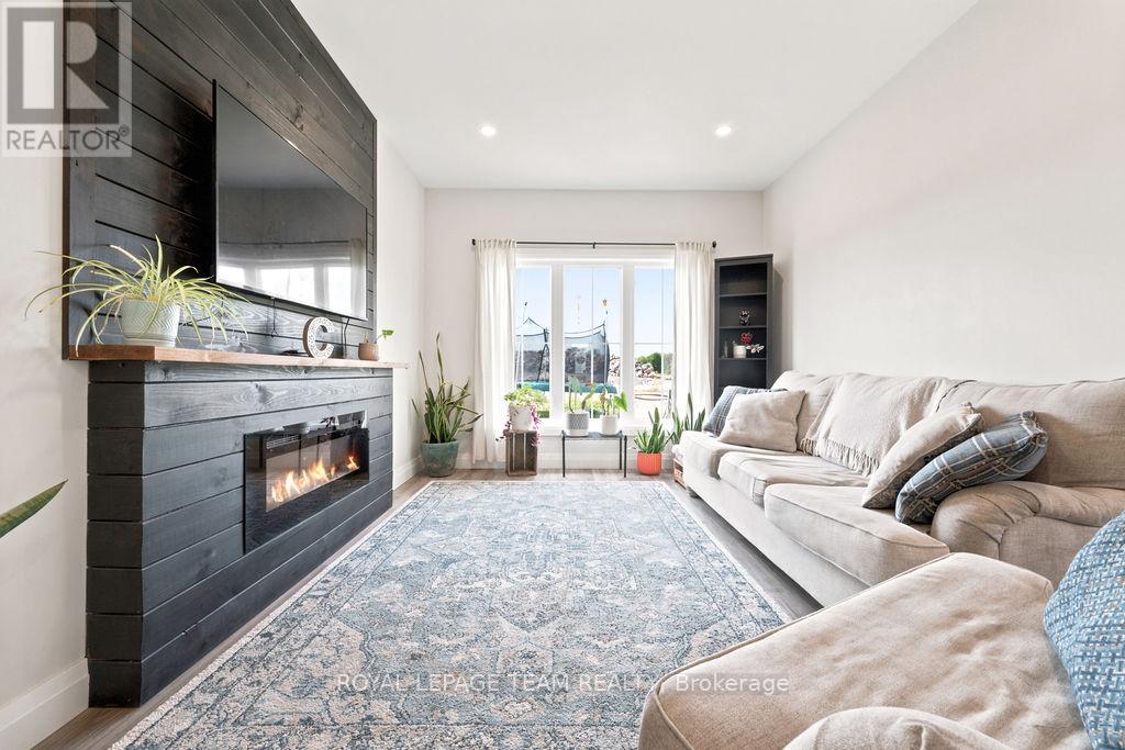 12 BAMAGILLIA STREET E - 23