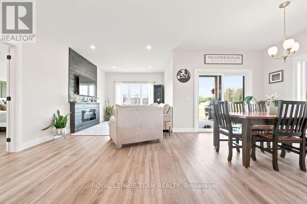 12 BAMAGILLIA STREET E - 24