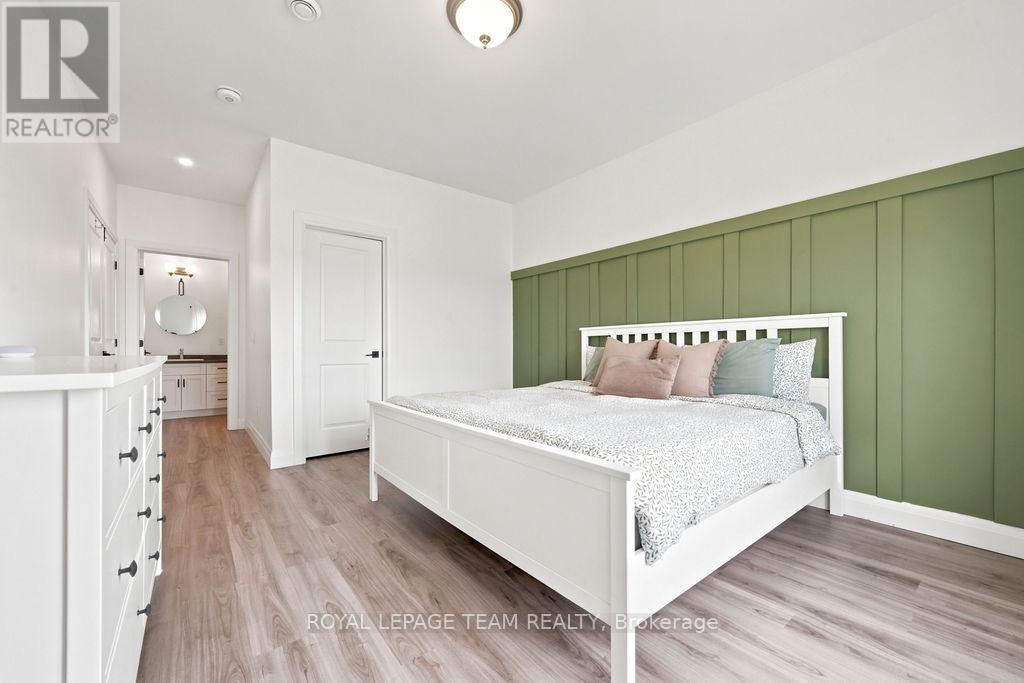 12 BAMAGILLIA STREET E - 25