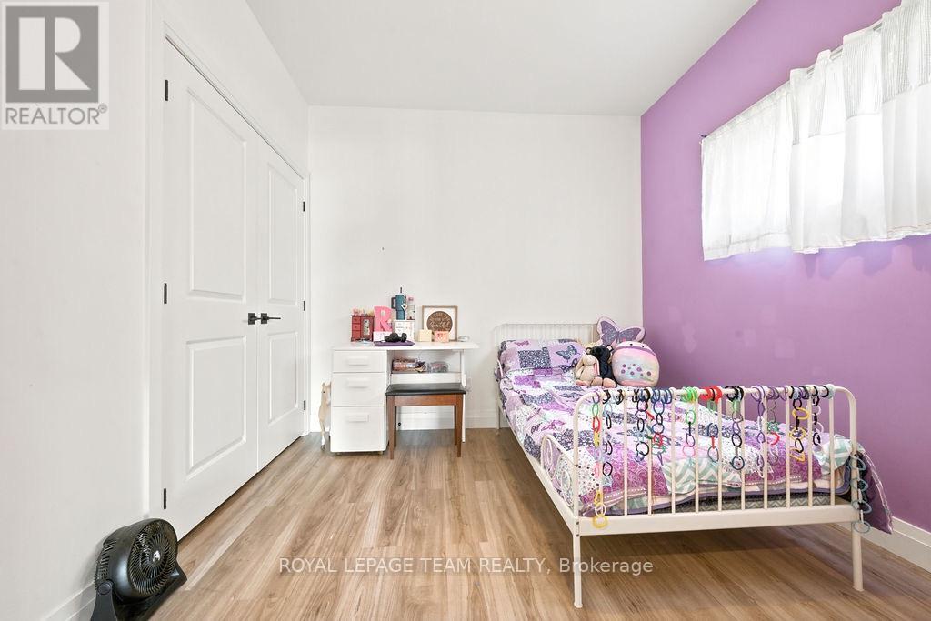 12 BAMAGILLIA STREET E - 32