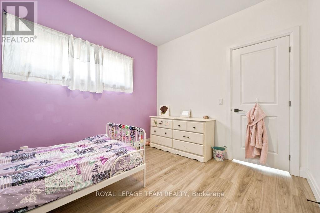 12 BAMAGILLIA STREET E - 33