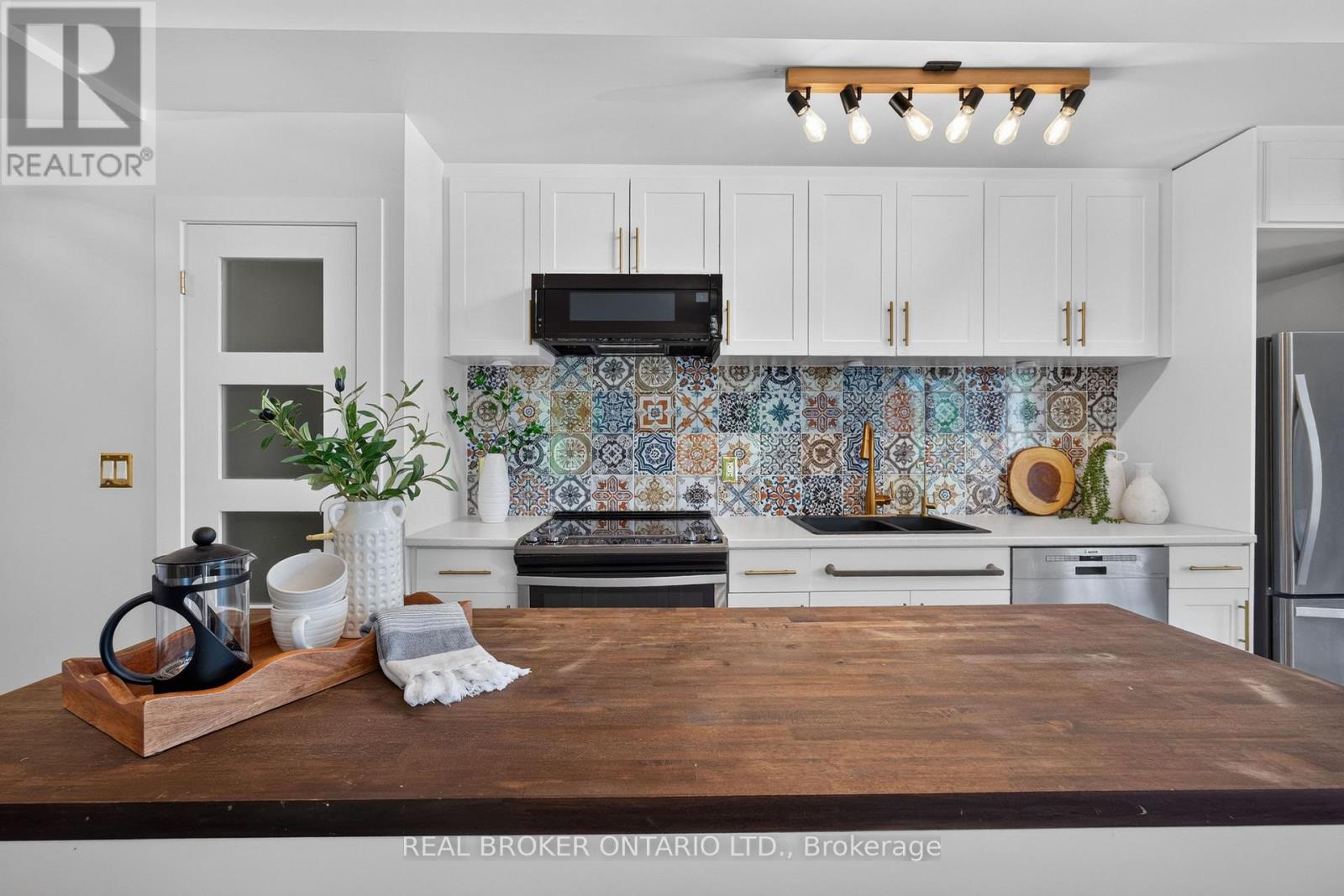 #214 168 SABINA DRIVE - 1