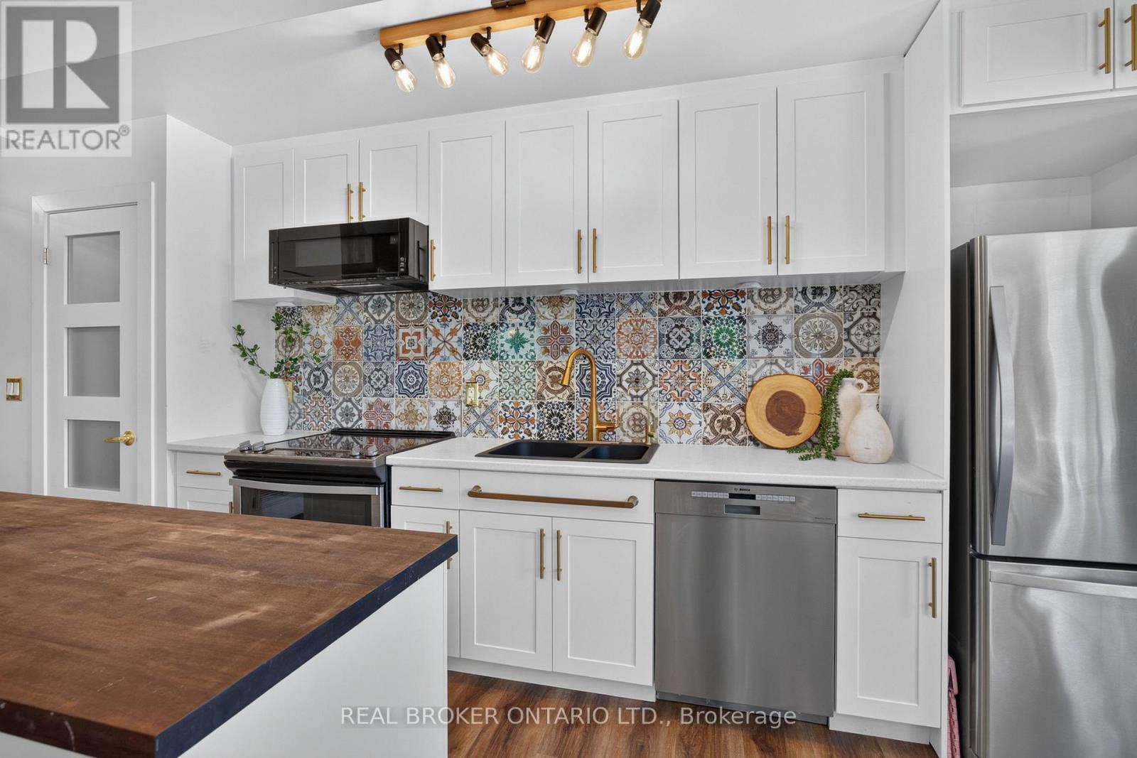 #214 168 SABINA DRIVE - 3