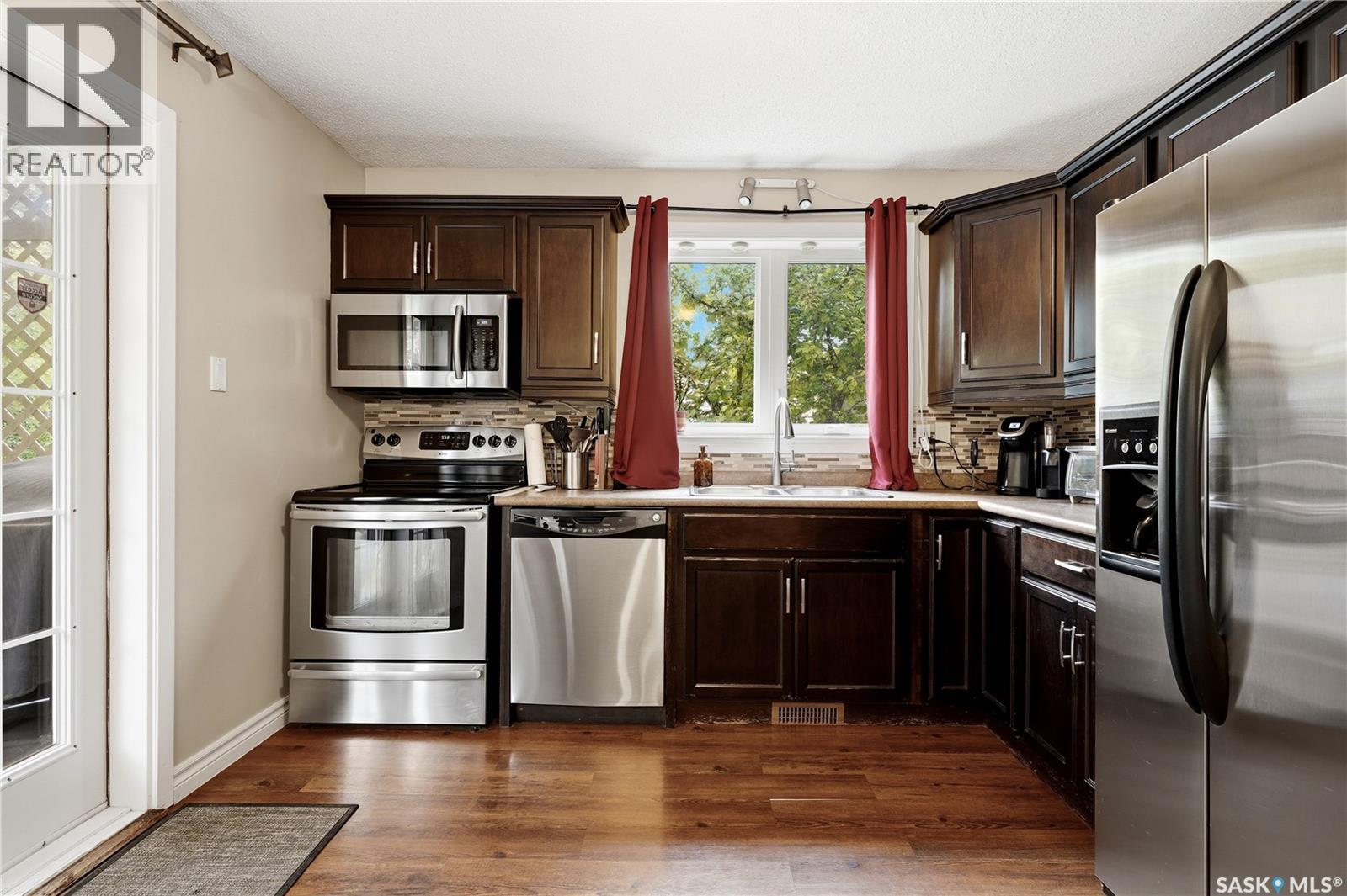 1107 FERGUSON CRESCENT - 11