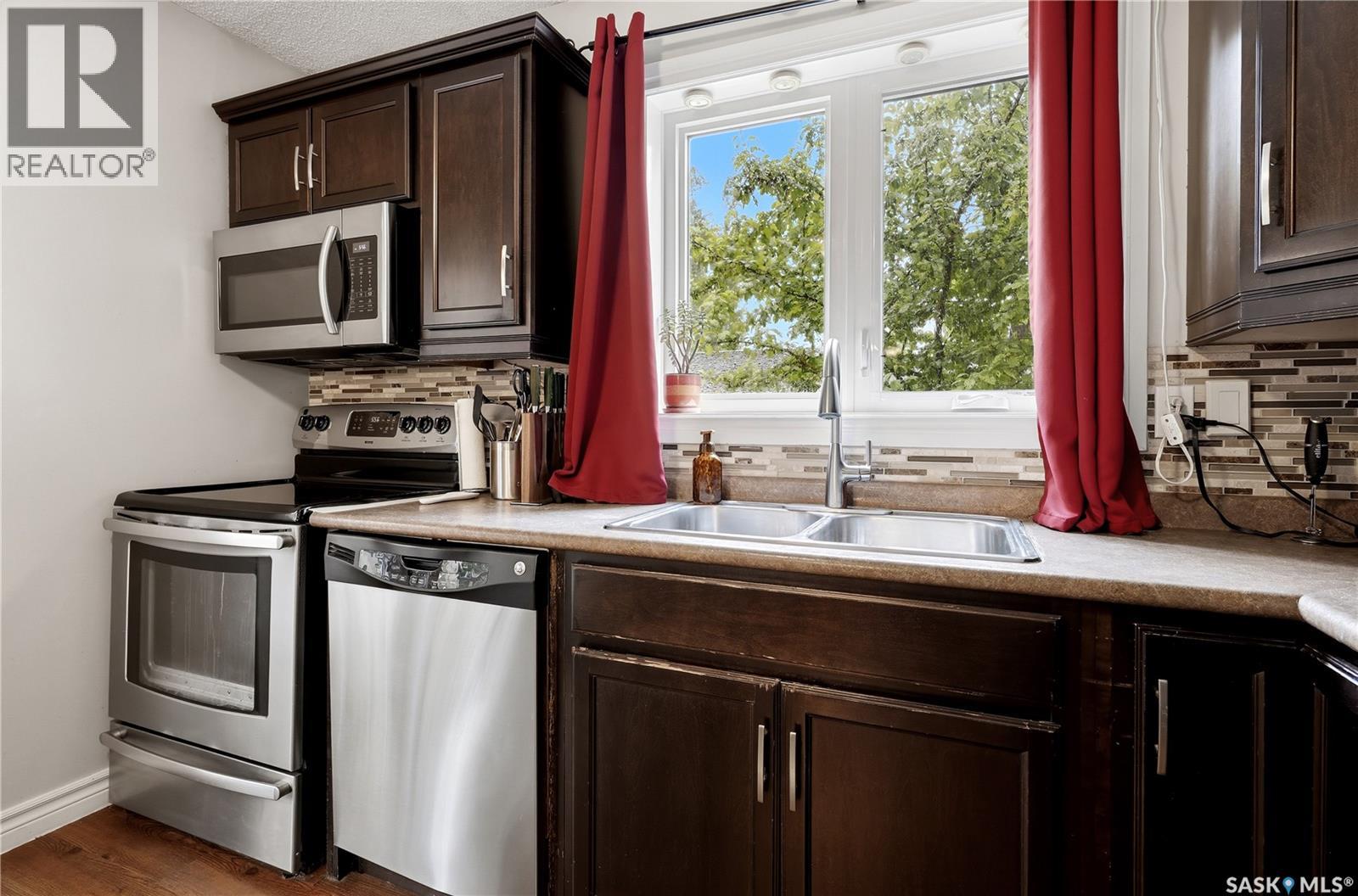 1107 FERGUSON CRESCENT - 12