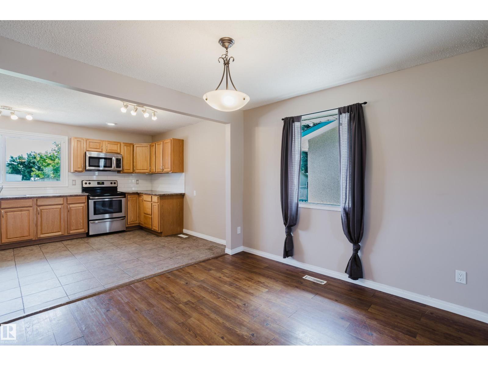8707 151 AV NW - 13