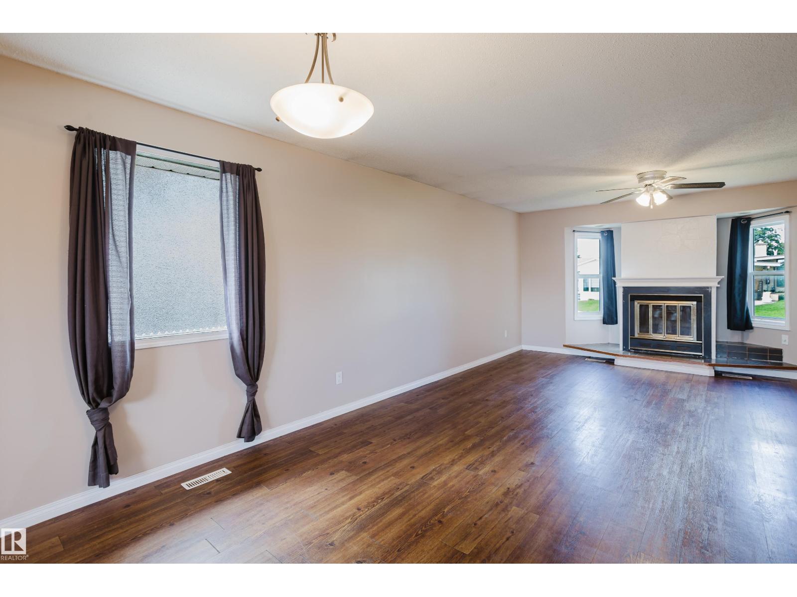 8707 151 AV NW - 15