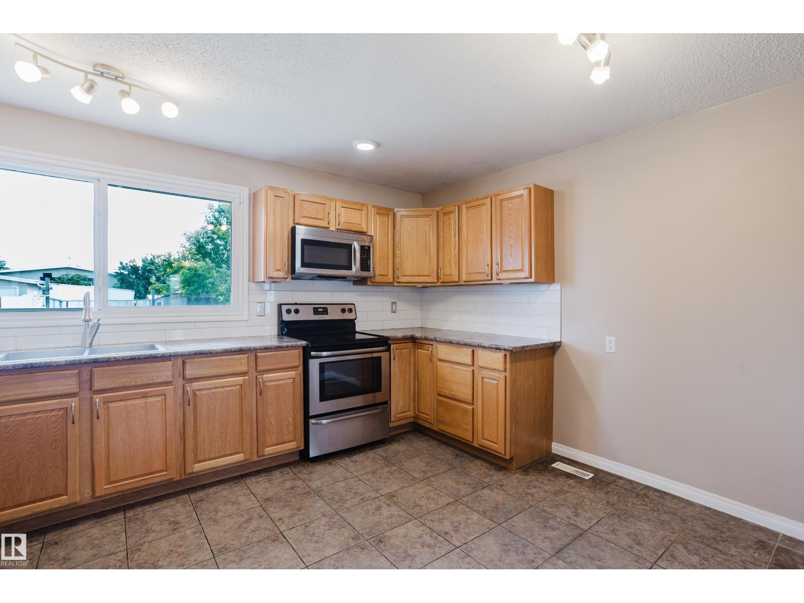 8707 151 AV NW - 16