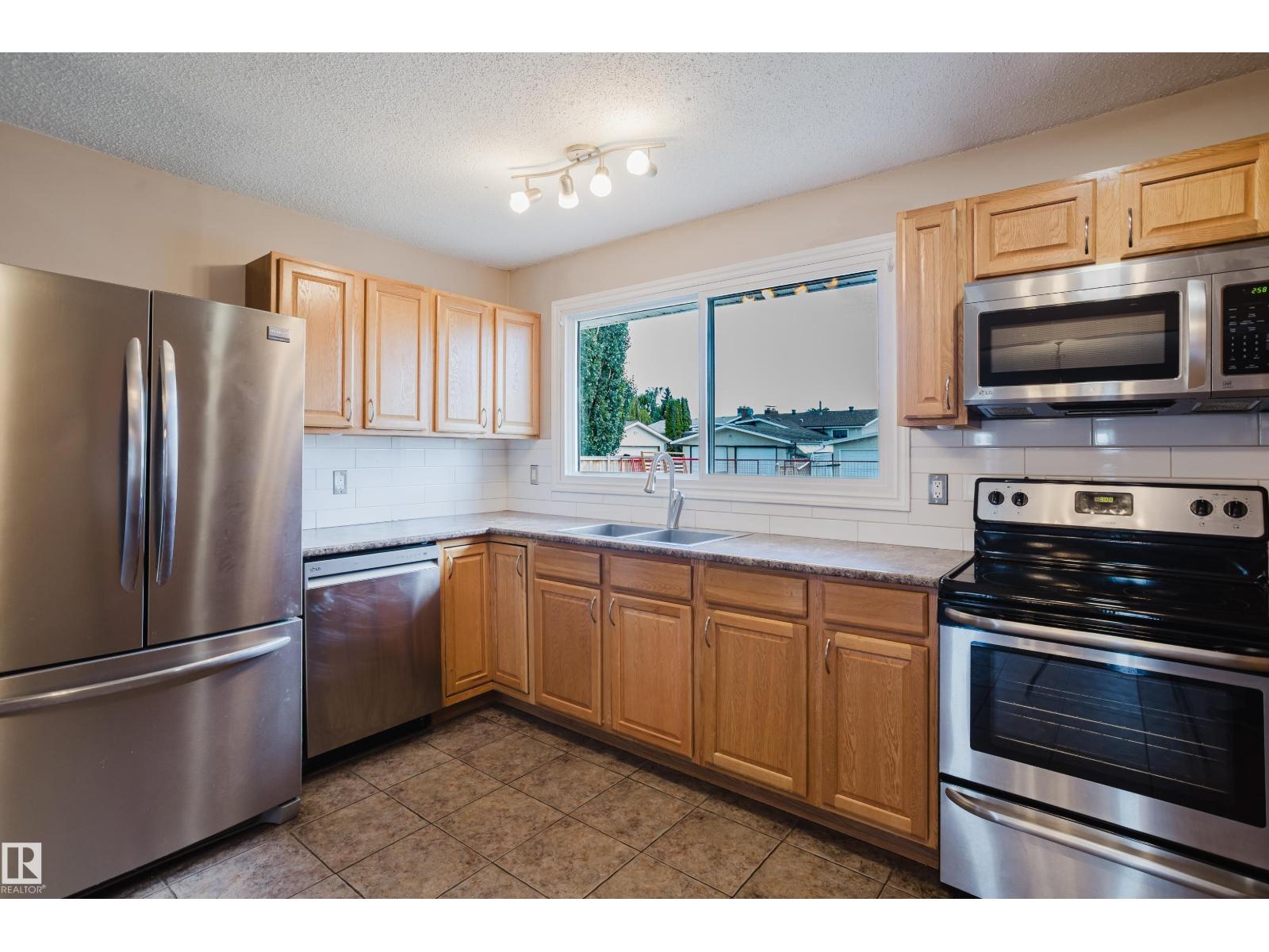 8707 151 AV NW - 22