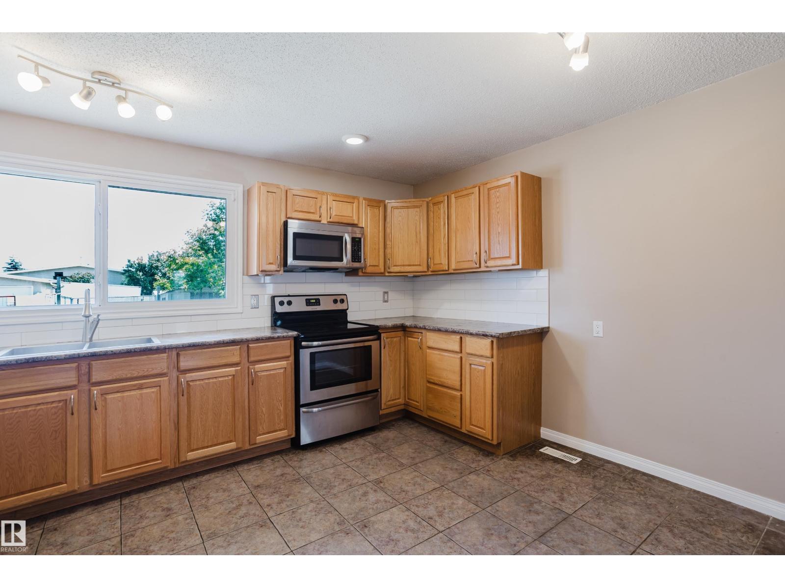 8707 151 AV NW - 19