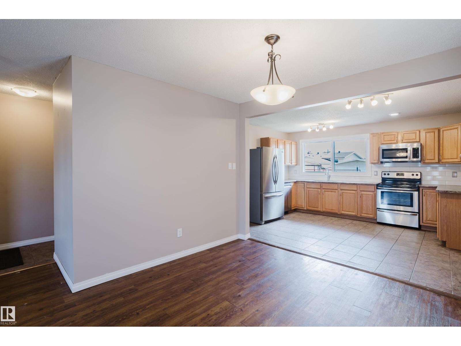 8707 151 AV NW - 14