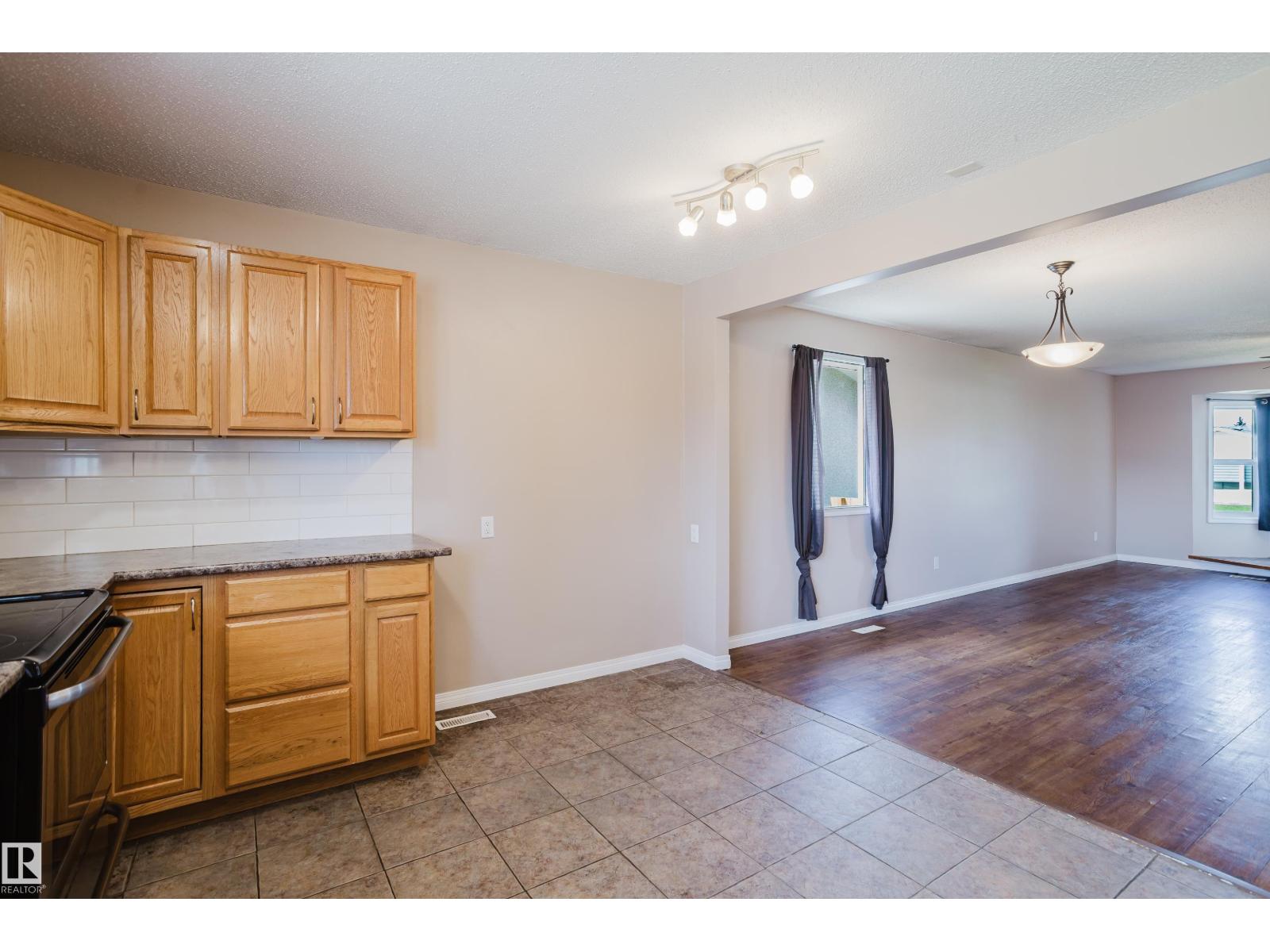 8707 151 AV NW - 20