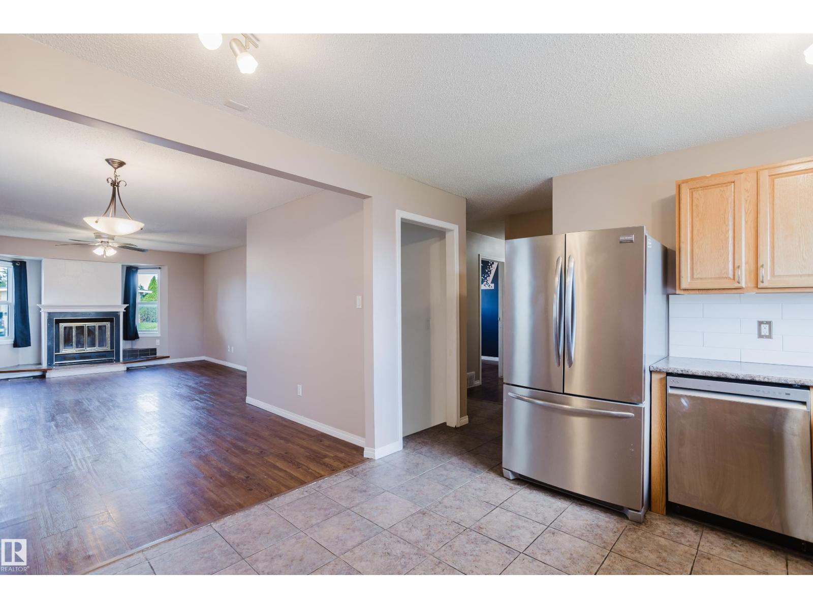 8707 151 AV NW - 21
