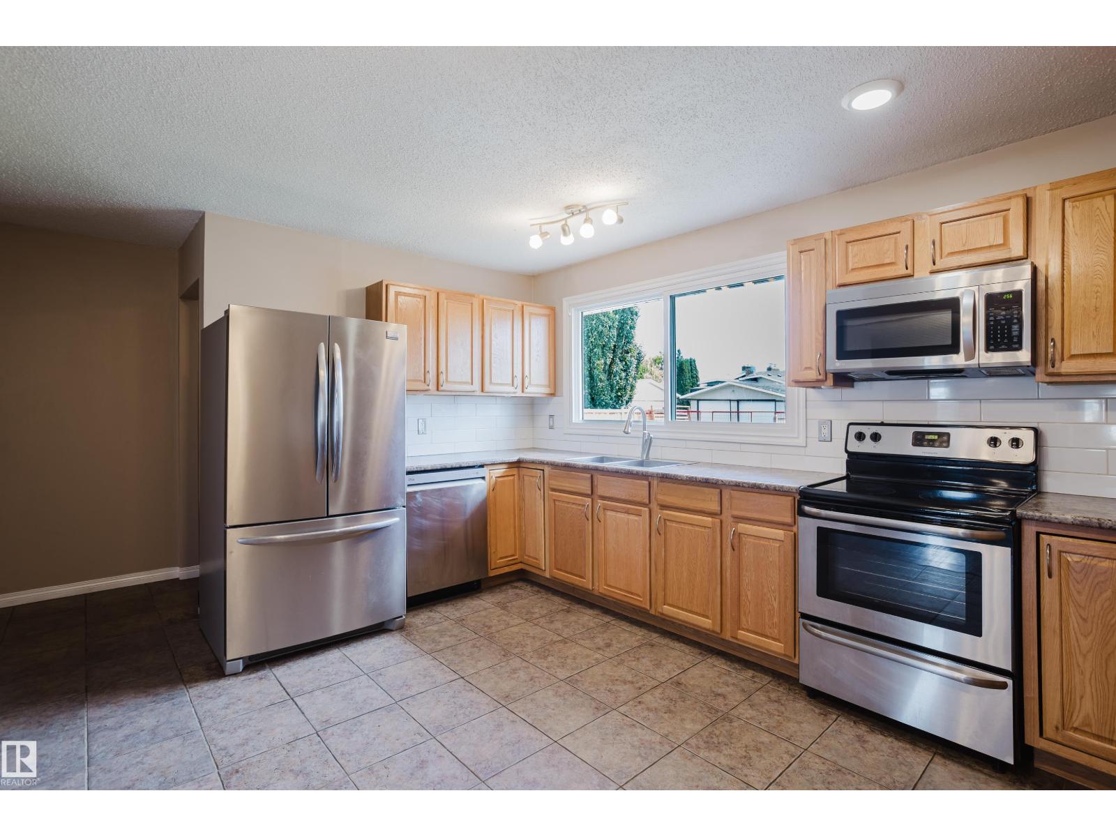 8707 151 AV NW - 17