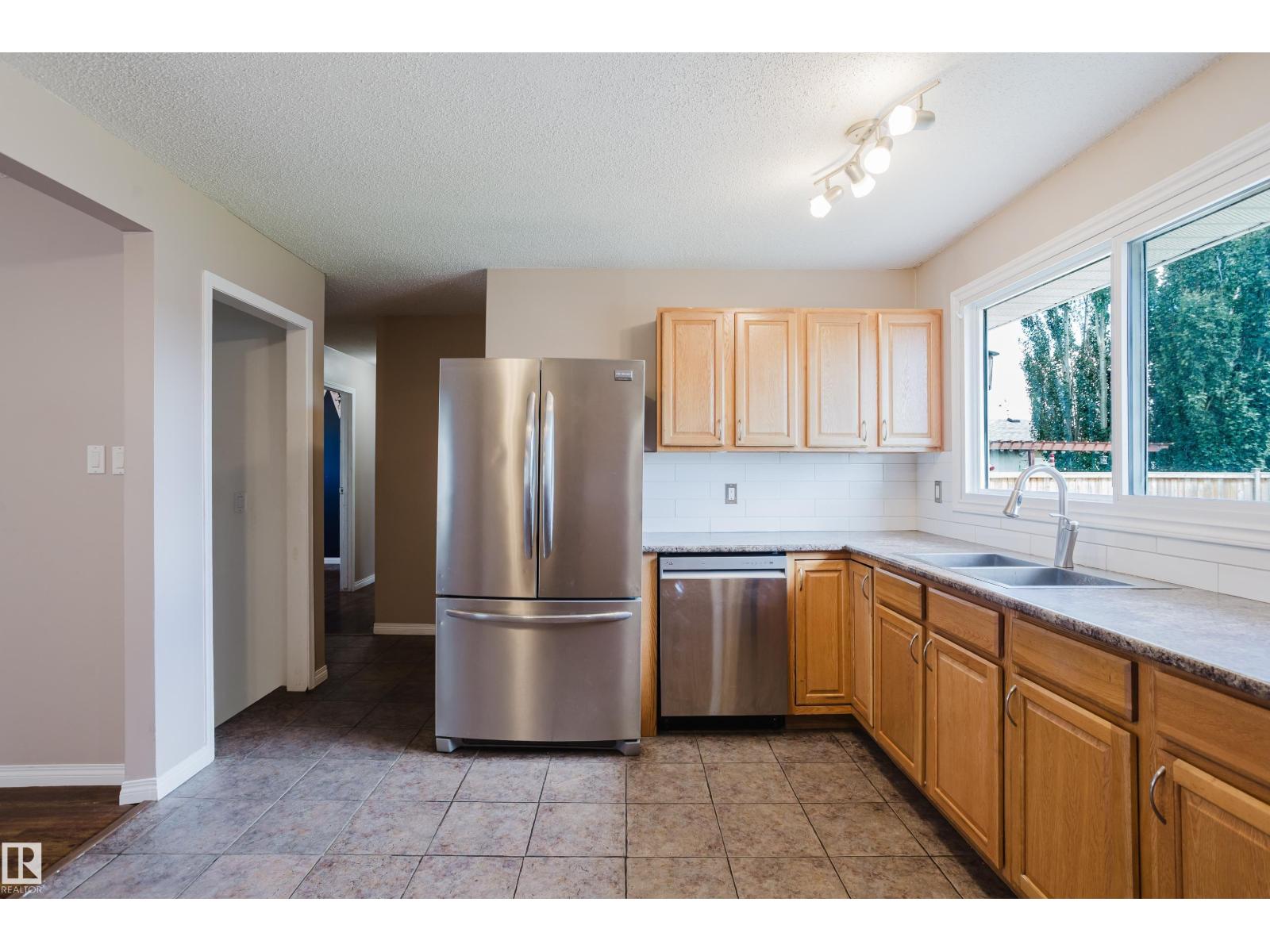 8707 151 AV NW - 18