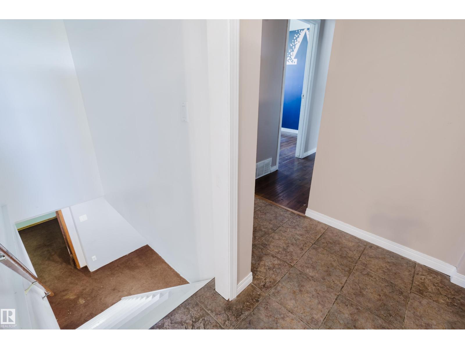 8707 151 AV NW - 37