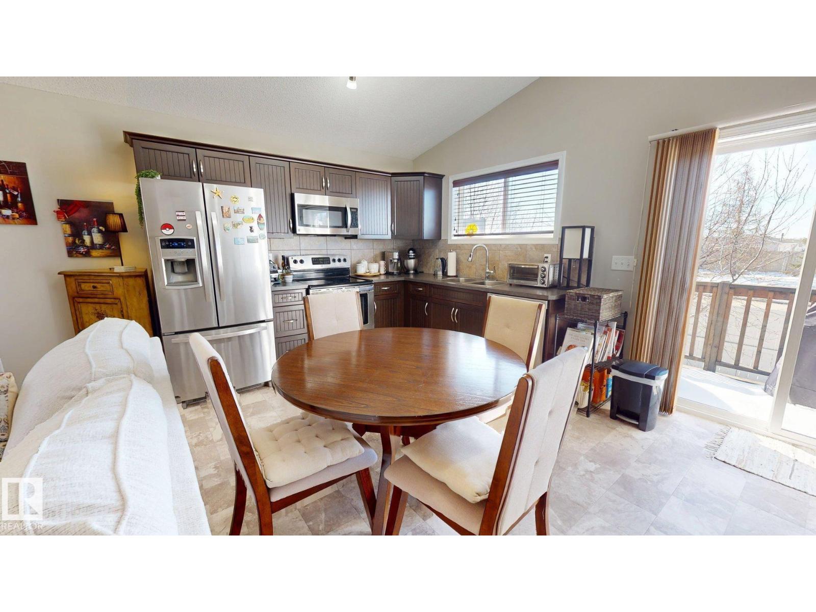 #187, 188 142 Selkirk PL - 3